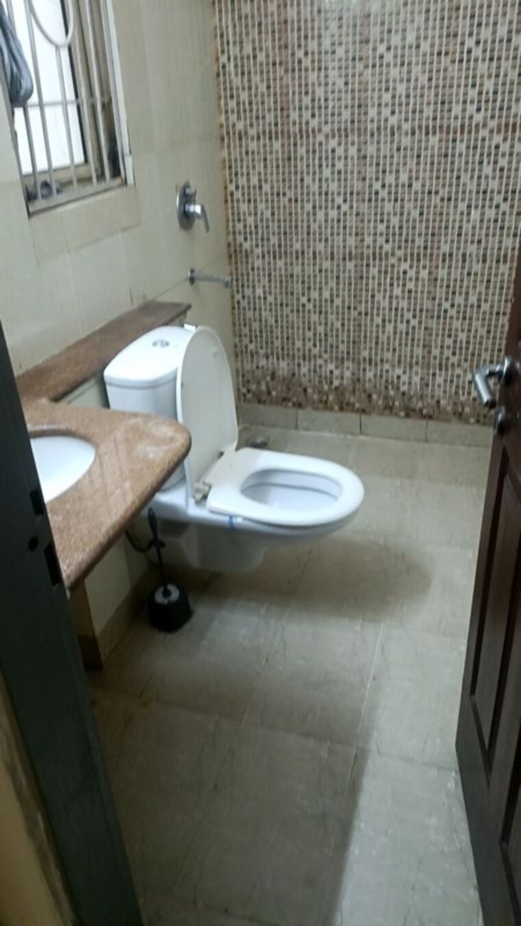 Bathroom, uppal-southend 4 Bedroom 2800 Sq.Ft. Builder Floor In Sector 49 Gurgaon 10674080