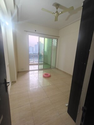 Room in 3 BHK Apartment at Gaur Saundaryam, Tech Zone 4 Greater Noida – for Rent