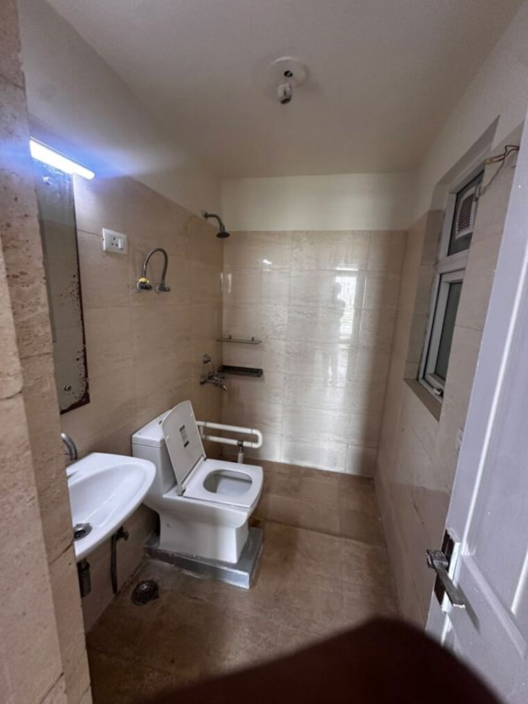 Bathroom, tulip-violet 3 Bedroom 1578 Sq.Ft. Apartment In Sector 69 Gurgaon 10674149