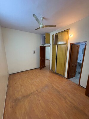 Room in 3 BHK Builder Floor at Sector 61 – for Rent