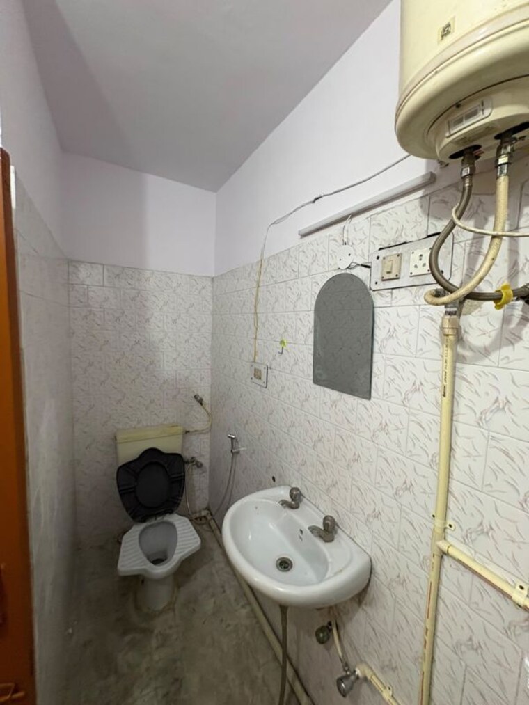 Bathroom, sector 61 3 Bedroom 1000 Sq.Ft. Builder Floor In Sector 61 Chandigarh 10674161