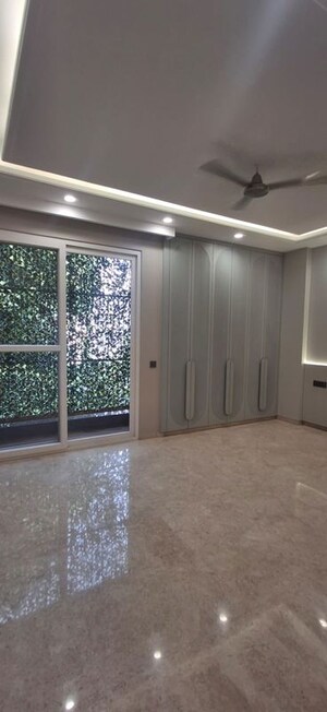 Room in 5 BHK Builder Floor at Kailash Colony – for Rent