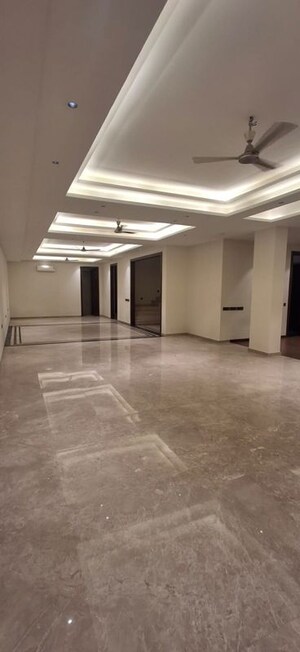 Room in 5 BHK Builder Floor at Kailash Colony – for Rent