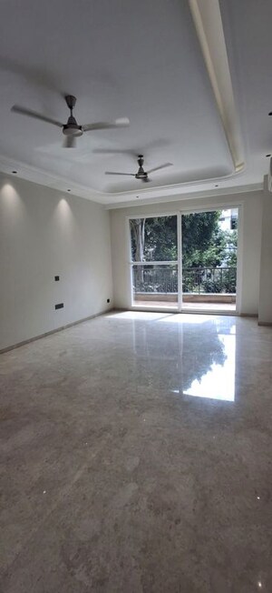 Room in 5 BHK Builder Floor at Kailash Colony – for Rent