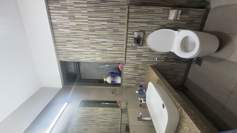 Washroom, shapoorji-pallonji-vicinia 3 Bedroom 1068 Sq.Ft. Apartment In Powai Mumbai 10674205