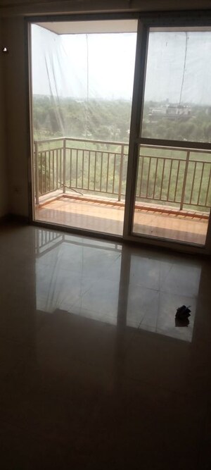 Room in 2 BHK Apartment at Parker White Lily, Sector 8 – for Rent