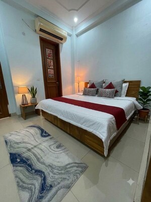 Bedroom in 3 BHK Builder Floor at Sector 42 – for Rent