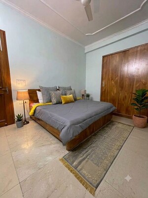 Bedroom in 3 BHK Builder Floor at Sector 42 – for Rent