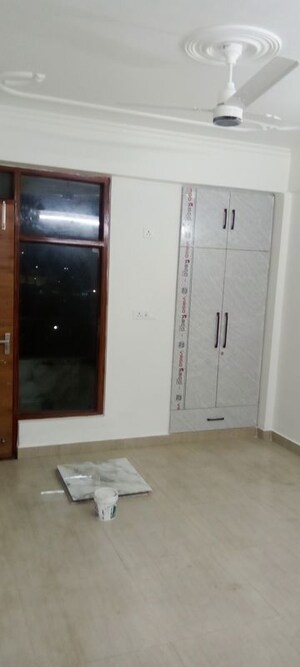 Room in 4 BHK Apartment at Parker White Lily, Sector 8 – for Sale