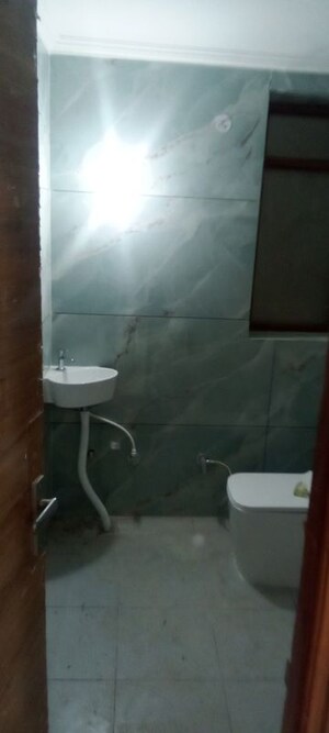 Furnished Amenities in 4 BHK Apartment at Parker White Lily, Sector 8 – for Sale