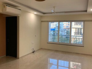 Room in 4 BHK Apartment at Kolte Patil Link Palace, Santacruz West – for Rent