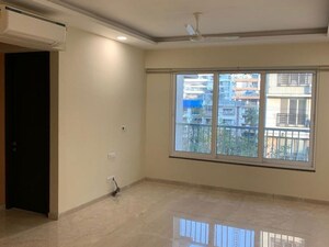 Room in 4 BHK Apartment at Kolte Patil Link Palace, Santacruz West – for Rent