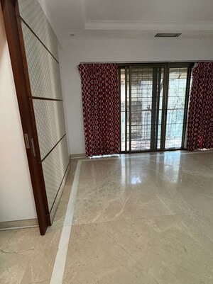 Room in 4 BHK Apartment at Aditya Mayur Residency, Khar West – for Sale