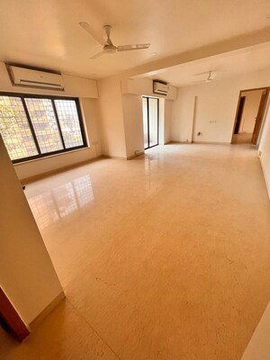 Room in 4 BHK Apartment at Khar West – for Rent