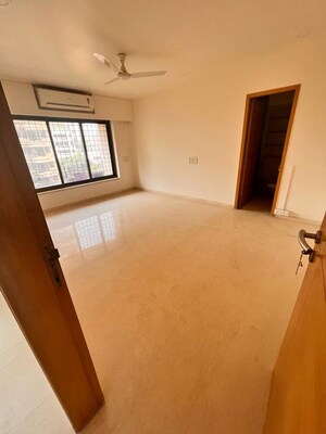 Room in 4 BHK Apartment at Khar West – for Rent