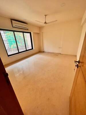 Room in 4 BHK Apartment at Khar West – for Rent