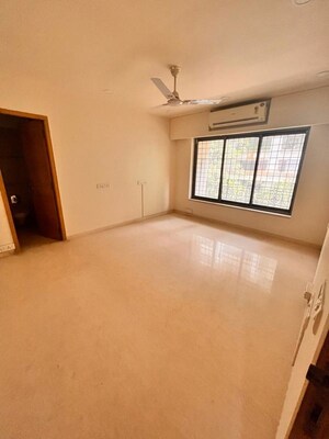 Room in 4 BHK Apartment at Khar West – for Rent