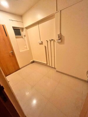 Room in 4 BHK Apartment at Khar West – for Rent