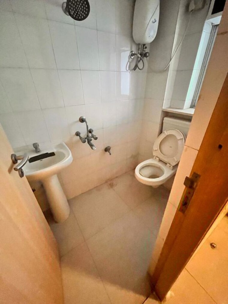 Bathroom, khar west 4 Bedroom 3700 Sq.Ft. Apartment In Khar West Mumbai 10674447