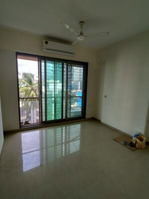 Room in 2 BHK Apartment at Kaniya Kutir, Khar West – for Rent