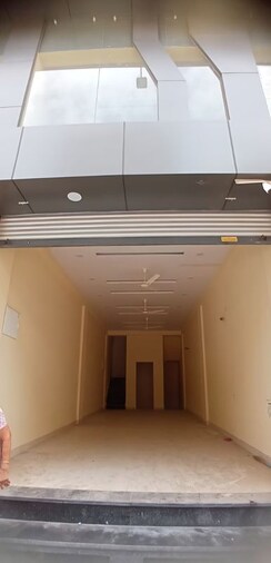 Showroom For Rent in Raja Park