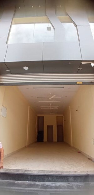  Showroom For Rent in Raja Park