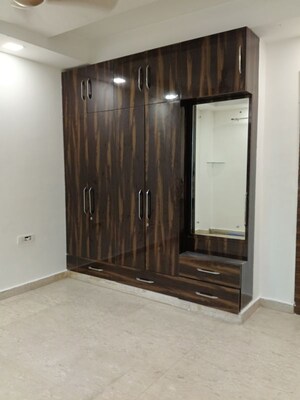 Room in 3 BHK Builder Floor at Sector 43 – for Rent