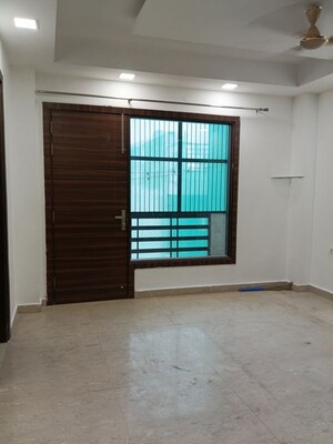 Room in 3 BHK Builder Floor at Sector 43 – for Rent