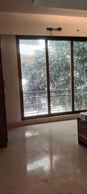 Room in 3 BHK Apartment at Dev Ashish, Khar West – for Rent