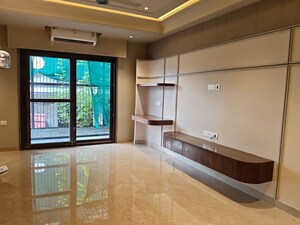 Room in 4 BHK Builder Floor at Unitech South City 1, South City 1 – for Sale