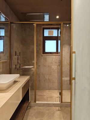Building Lobby in 4 BHK Builder Floor at Unitech South City 1, South City 1 – for Sale