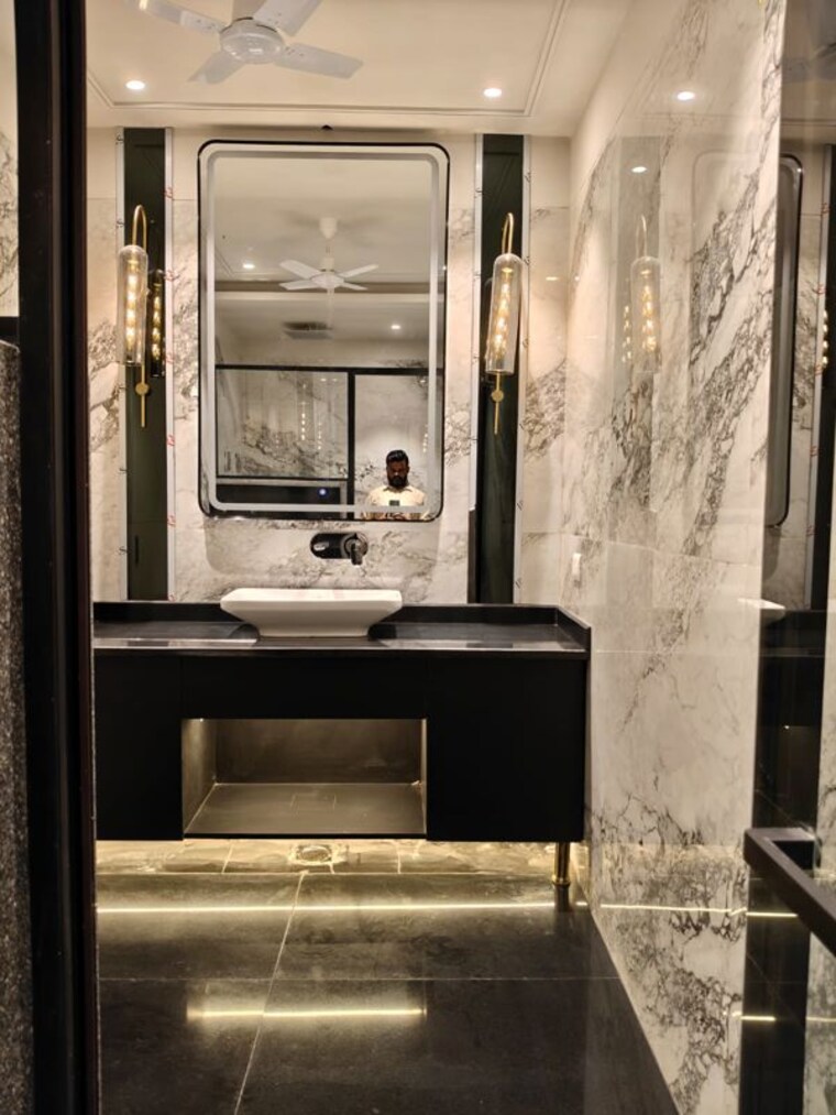 Bathroom, unitech-south-city-1 4 Bedroom 500 Sq.Yd. Builder Floor In South City 1 Gurgaon 10674751