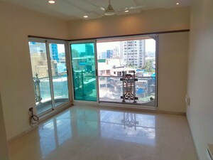Room in 3 BHK Apartment at Khar West – for Rent