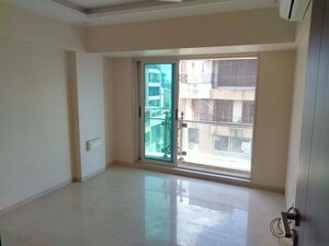 Room in 3 BHK Apartment at Khar West – for Rent