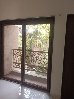 Room in 4 BHK Apartment at Ravetkar 100 Prabhat, Prabhat Road – for Rent