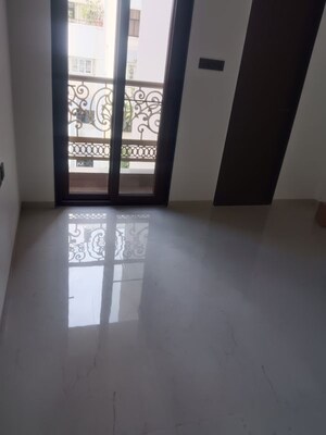 Room in 4 BHK Apartment at Ravetkar 100 Prabhat, Prabhat Road – for Rent