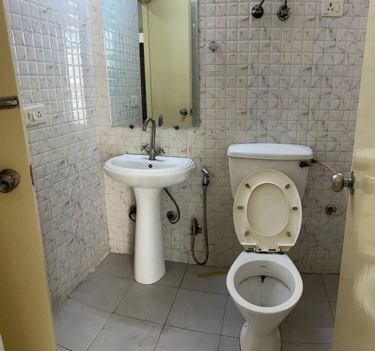 Bathroom, gaur-city-5th-avenue 2.5 Bedroom 1050 Sq.Ft. Apartment In Sector 4 Greater Noida Greater Noida 10327614