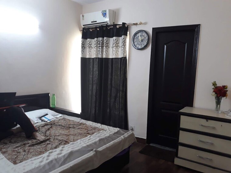 Bedroom, paras-tierea 2 Bedroom 925 Sq.Ft. Apartment In Sector 137 Noida 10155403