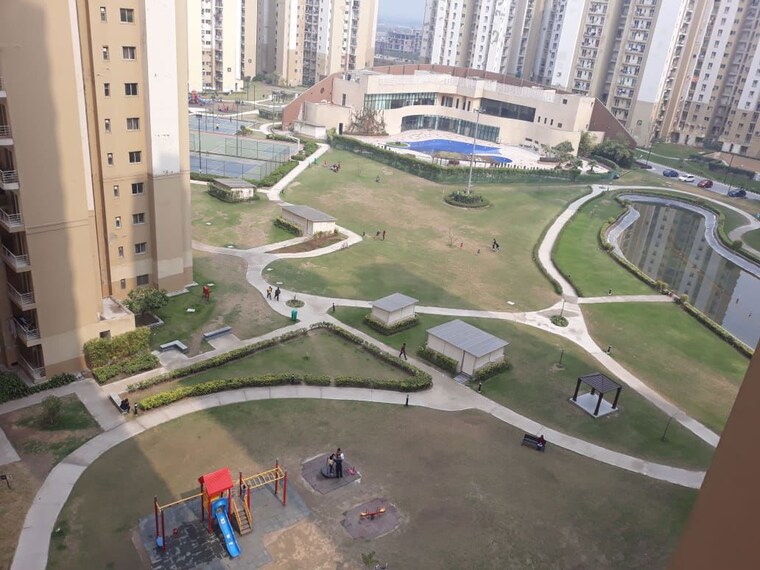 Balcony, paras-tierea 2 Bedroom 925 Sq.Ft. Apartment In Sector 137 Noida 10155403