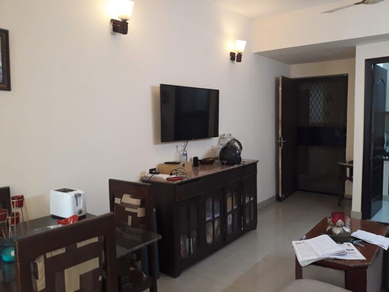 Living Room, paras-tierea 2 Bedroom 925 Sq.Ft. Apartment In Sector 137 Noida 10155403