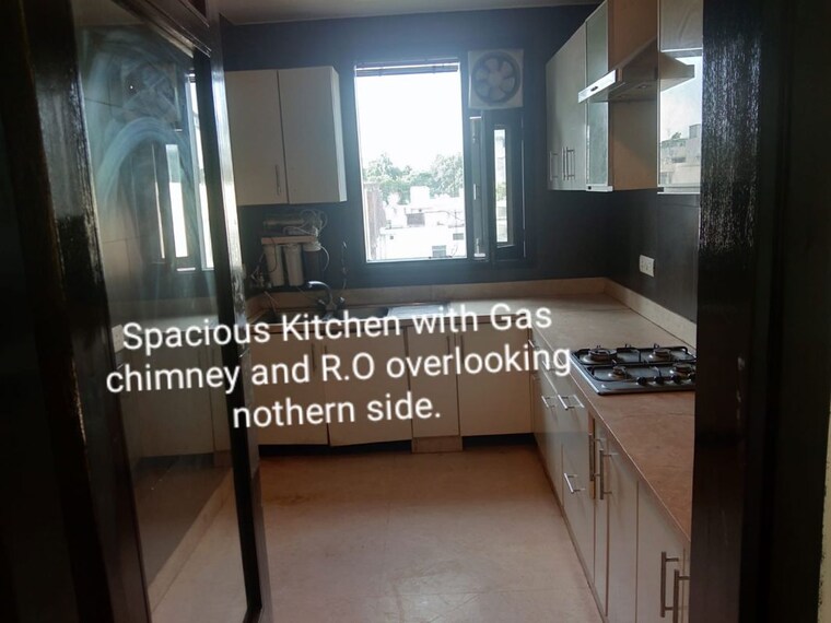 Kitchen, sarvodaya enclave 3 Bedroom 200 Sq.Yd. Builder Floor In Sarvodaya Enclave Delhi 10674908