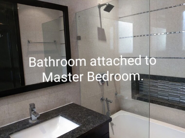 Kitchen, sarvodaya enclave 3 Bedroom 200 Sq.Yd. Builder Floor In Sarvodaya Enclave Delhi 10674908