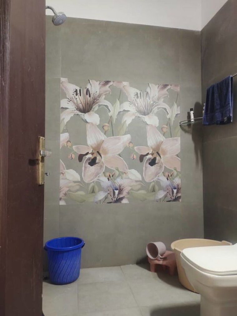 Bathroom, east of kailash 3 Bedroom 1800 Sq.Ft. Builder Floor In East Of Kailash Delhi 10674910