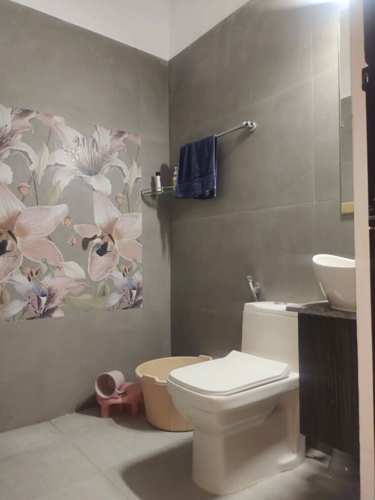 Bathroom, east of kailash 3 Bedroom 1800 Sq.Ft. Builder Floor In East Of Kailash Delhi 10674910