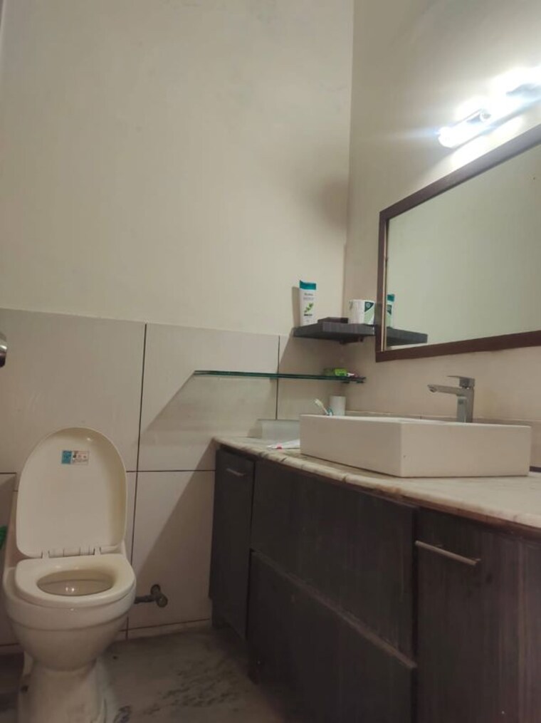 Bathroom, east of kailash 3 Bedroom 1800 Sq.Ft. Builder Floor In East Of Kailash Delhi 10674910