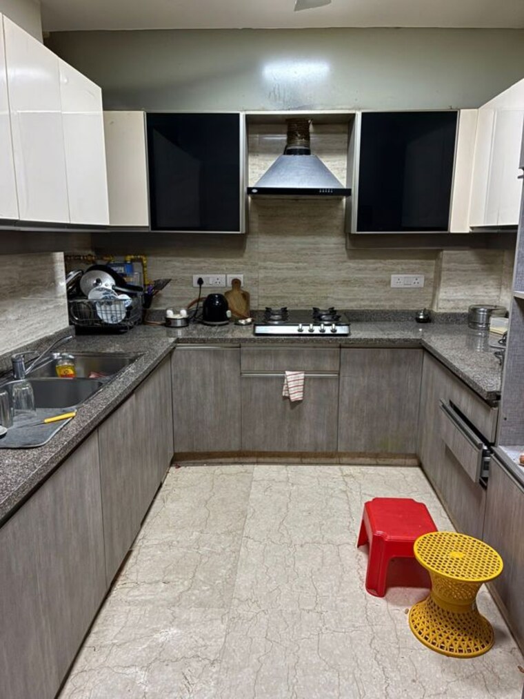 Kitchen, sarvodaya enclave 3 Bedroom 200 Sq.Yd. Builder Floor In Sarvodaya Enclave Delhi 10674914