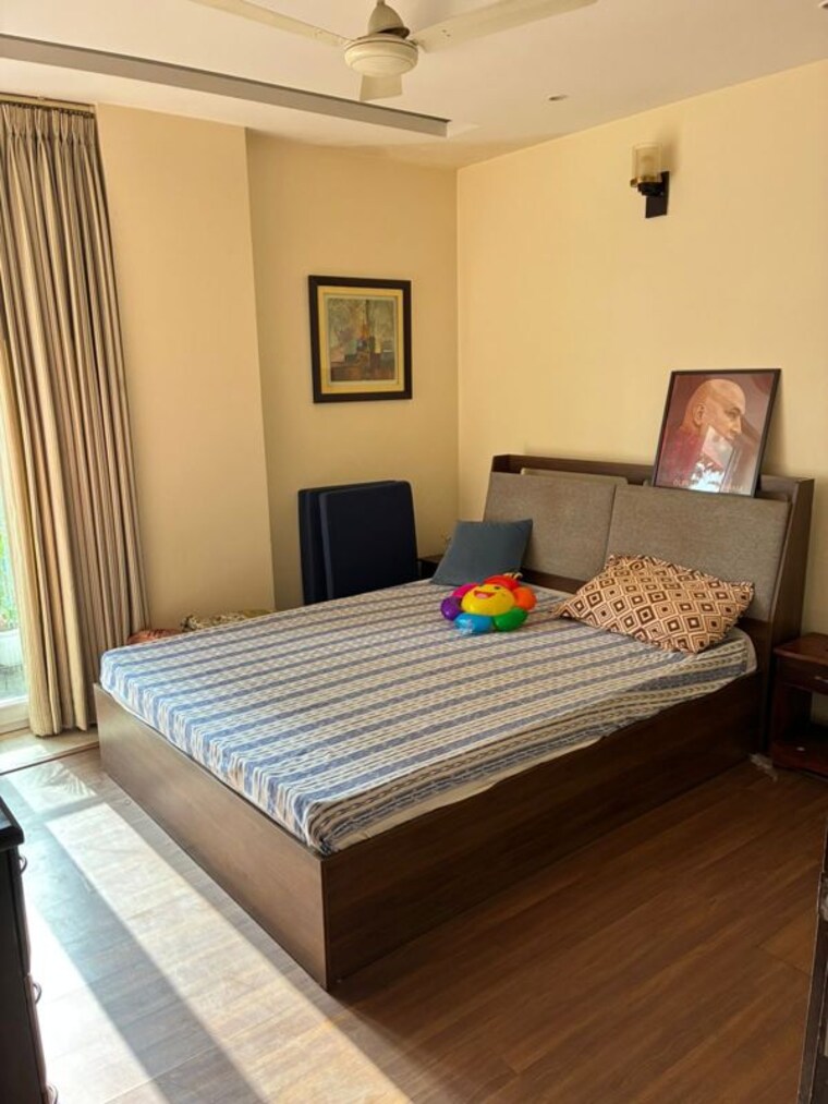 Bedroom, sarvodaya enclave 3 Bedroom 200 Sq.Yd. Builder Floor In Sarvodaya Enclave Delhi 10674914
