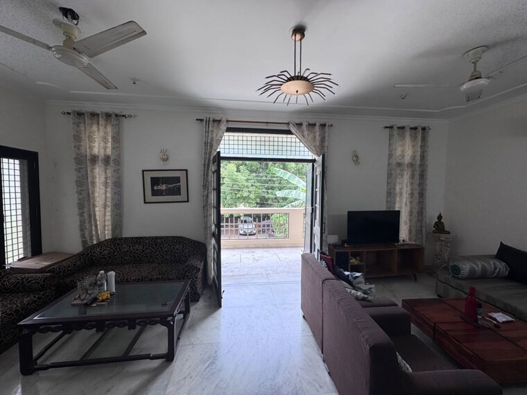 Living Room, sector 31 2.5 Bedroom 315 Sq.Yd. Builder Floor In Sector 31 Gurgaon 10674927