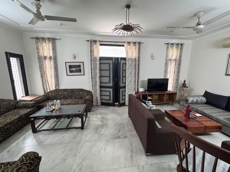 Bedroom, sector 31 2.5 Bedroom 315 Sq.Yd. Builder Floor In Sector 31 Gurgaon 10674927