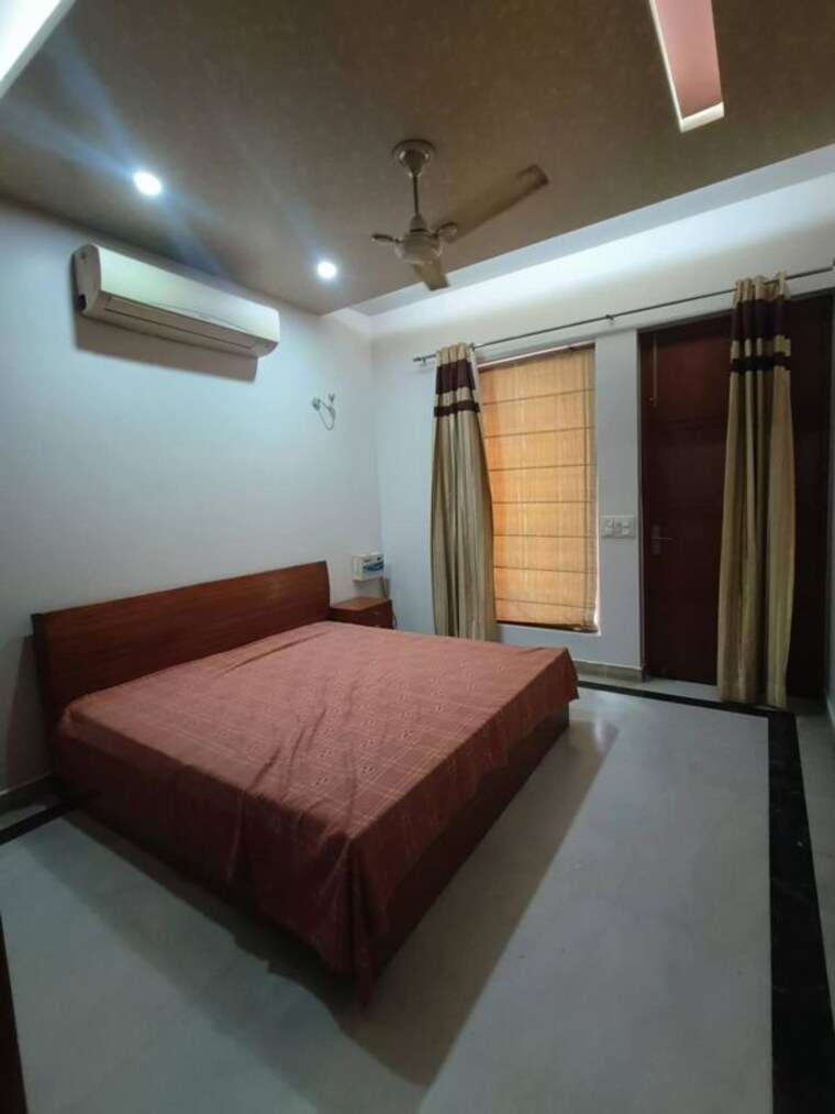 Bedroom, sector 31 2.5 Bedroom 315 Sq.Yd. Builder Floor In Sector 31 Gurgaon 10674927